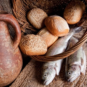 A basket of bread and fish

AI-generated content may be incorrect.